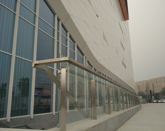 1578103931696501.jpg 不銹鋼立柱欄桿1.jpg