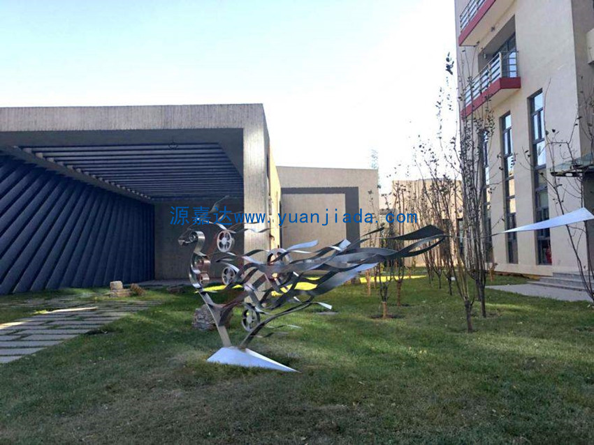 草坪<a href=http://m.xiaoniya.com/list-9-34.html target='_blank'>不銹鋼雕塑</a> 草坪不銹鋼雕塑